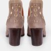 Calzadocalzado MICUIR Botines De Tacon | Punky Boots Ante Beige Con Tacon Tachas Oro 7Cm